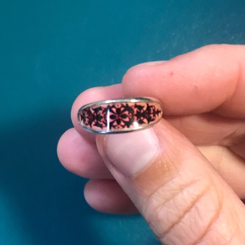 Sterling silver toe ring with enamel inlay. 925